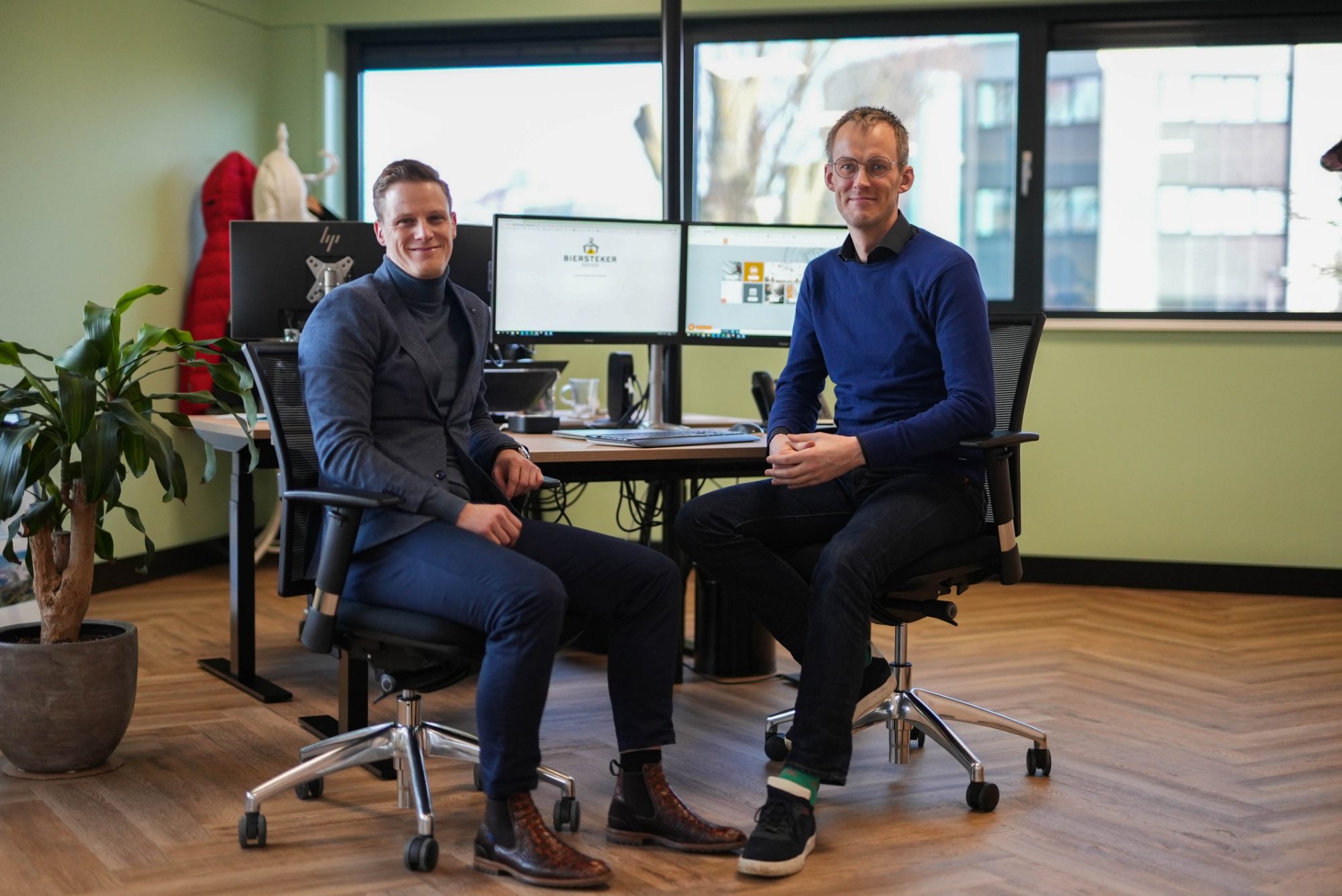 Twee mensen in het kantoor van Biersteker Advies